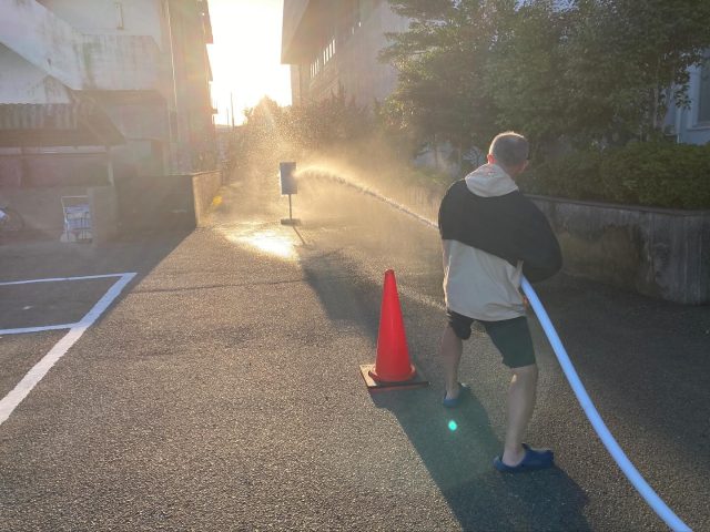 11月10日に県民体育館職員全員による火災避難訓練と消火栓放水訓練を行いました。
火災避難訓練は、例年開催しており、真剣に取り組みができました。また、今年は、5年振りに体育館のフロアの中に備え付けてある消火栓を使って放水訓練も行いました。
しっかりホースを握っていないと水の勢いで体が振られたりしていました。
最後に、田所防災さんから講評をいただきました。指摘されたところや的確に動けなかった事は、今後改善していきます。ありがとうございました。
#県民体育館 #高知県立県民体育館 #高知市 #高知県