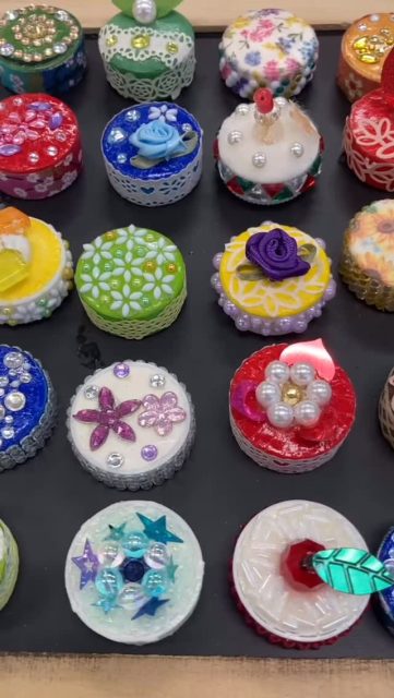 ペットボトルキャップのミニマグネット(ミニ磁石キャップケーキ)
12月27日(土)10:00〜12:00
「冬休み親子デコレーションDAY」で作成するマグネット飾りの講師による作成見本です✴️
ペットボトルキャップにマグネットを入れ、その上に粘土をかぶせて固定しています。
ボードだけでなく、冷蔵庫など、色んな場所に
くっつけられますので、お好みのデコレーションをしてお使いください♪
似顔絵を書いて貼り付けるも👍
冬休みに親子で楽しい時間を過ごしませんか✨✨
まだまだご予約受け付け中です。
#県民体育館 #高知県立県民体育館 #高知県 #高知市 #冬休み#デコレーション#小学生#高知県スポーツ振興財団